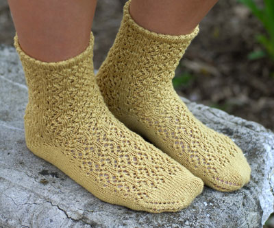 Socken mit Blumenspitze stricken