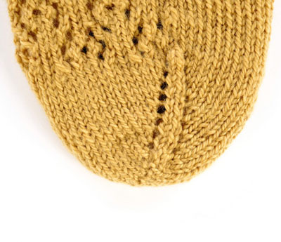 Socken mit Blumenspitze stricken