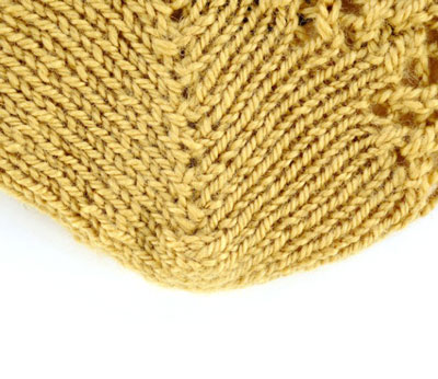 Socken mit Blumenspitze stricken