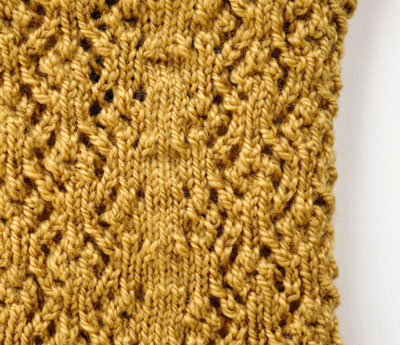 Socken mit Blumenspitze stricken