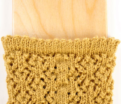 Socken mit Blumenspitze stricken