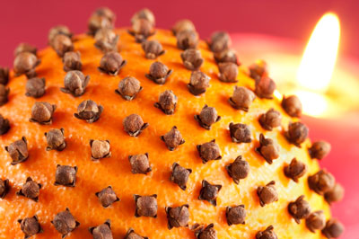 Wie man Pomander-Kerzen zu Weihnachten macht