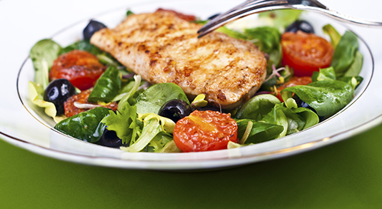 Gegrillter Hähnchen-Spinat-Salat mit niedrigem glykämischen Gehalt