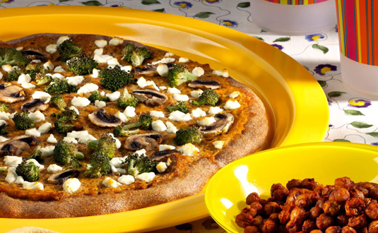 Pizza mit Pesto aus weißen Bohnen und Tomaten