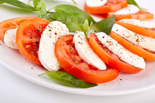 Tomaten-Mozzarella-Salat nach Capri-Art (Insalata Caprese)
