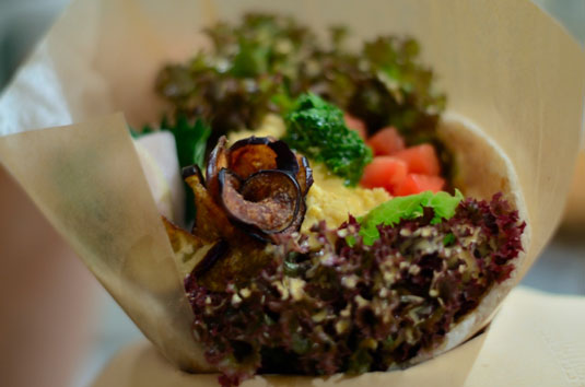 Wie man einen Salatwickel mit Sesam-Ingwer-Sauce macht