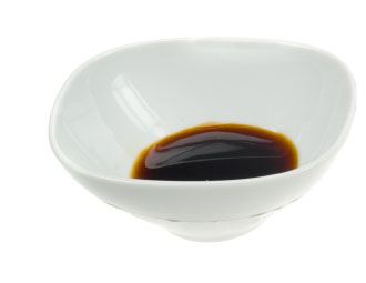 Wie man einen Salatwickel mit Sesam-Ingwer-Sauce macht