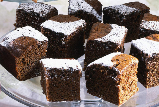Altmodischer Lebkuchen mit Vanillesauce