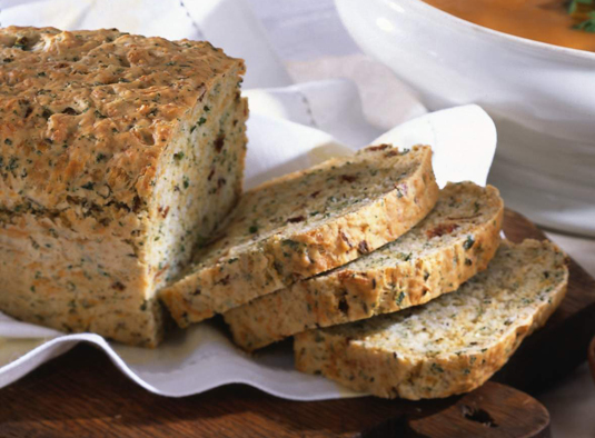 Bierbrot mit Speck und Käse