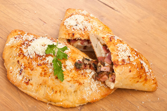 Calzone mit Prosciutto, Champignons und Mozzarella (Calzone all'Italiana)