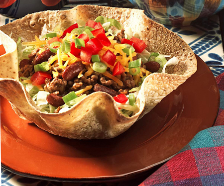 Wie man glutenfreien Taco-Salat in Tortilla-Schalen macht
