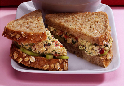 Wie man ein eifreies Salatsandwich macht