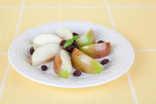Paläofreundlicher Snack: Rezept für nussige Obststapel