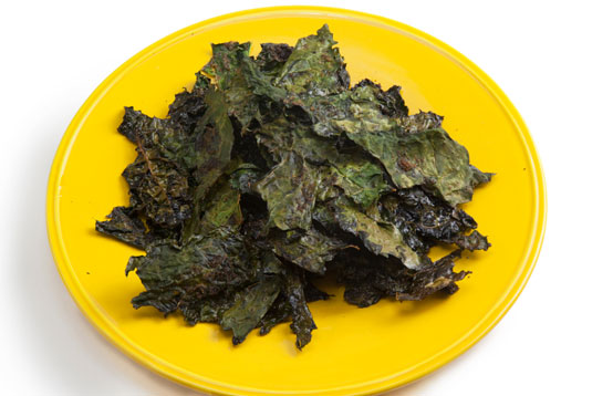 Paleo-Friendly Snack: Rezept für knusprige Grünkohl-Chips