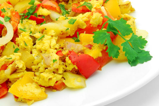 Offenes Omelett mit Paprika, Tomaten und Schinken (Pipérade)