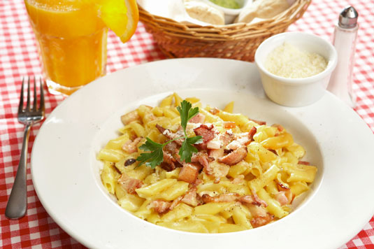Nudeln mit Eiern und Speck (Penne alla Carbonara)