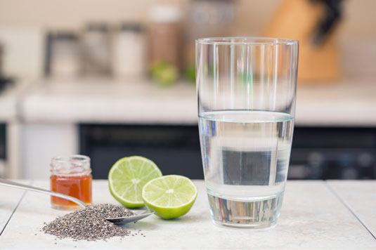 Gesunde Getränke mit Chiasamen herstellen