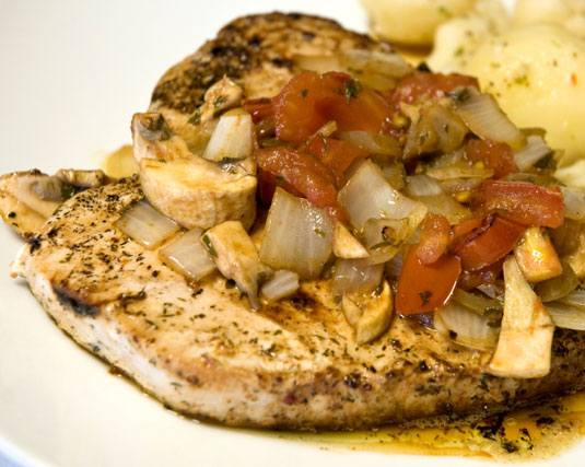 Mexikanisches Meeresfrüchte-Rezept: Gegrillter Schwertfisch mit frischen Tomaten und Kräutersalsa