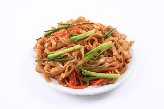 Indonesische Erdnussnudeln mit Gemüse