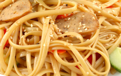 Kalte Gewürznudeln mit Sesamöl und Gemüse