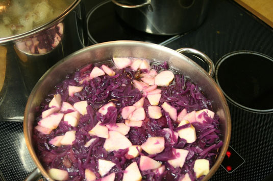 Geschmorter Rotkohl mit Kümmel, Äpfeln und Speck
