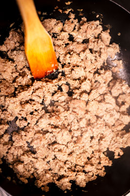 Wie man Kümmel mit Kohl und Äpfeln zubereitet