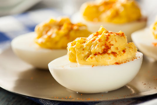 Wie man Shrimp Deviled Eggs macht