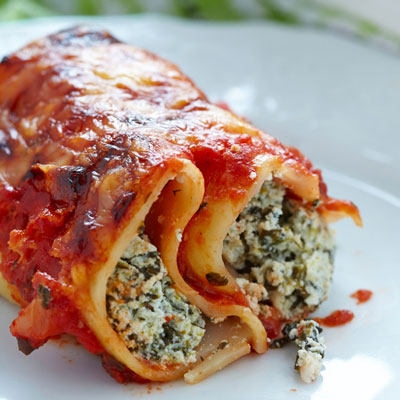 Wie man Manicotti mit Spinat und Pilzen macht
