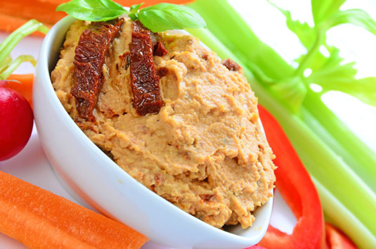 Rezept für Aufstrich aus sonnengetrockneten Tomaten und gerösteten Paprika