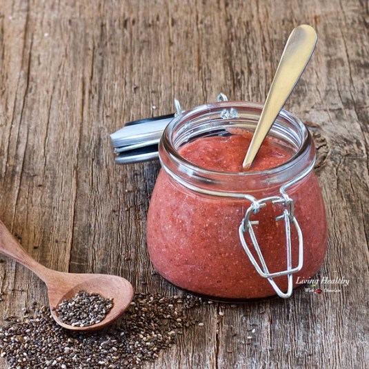 Rezept für Paleo Erdbeer-Mango-Chia-Samen-Marmelade (zuckerfrei)
