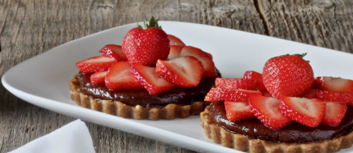 Rezept für Schokoladen-Haselnuss-Tarte mit Erdbeeren