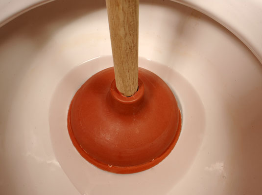 Wie man eine Toilette mit einem Kolben entstopft