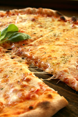 Pizza mit Tomaten und Mozzarella (Pizza Margherita)