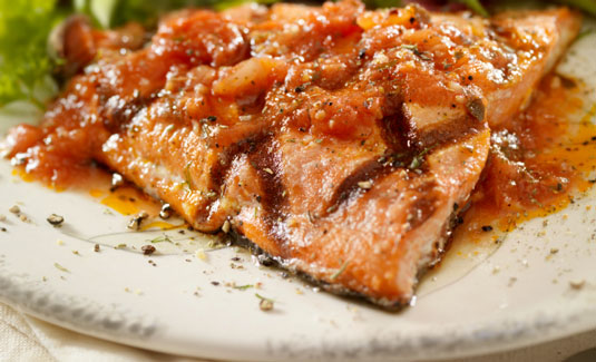 Lachs mit frischer Tomatensauce (Salmone con Pomodoro Fresco)