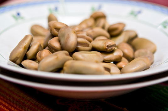 Mediterranes Diät-Rezept: Herzhafte Fava-Bohnen mit warmem Fladenbrot