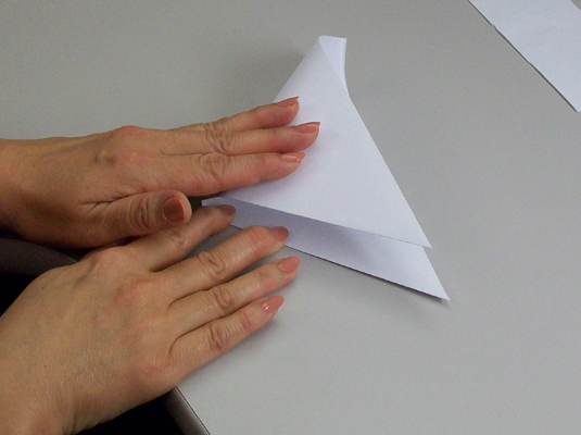 Wie man eine achtzackige Papierschneeflocke herstellt