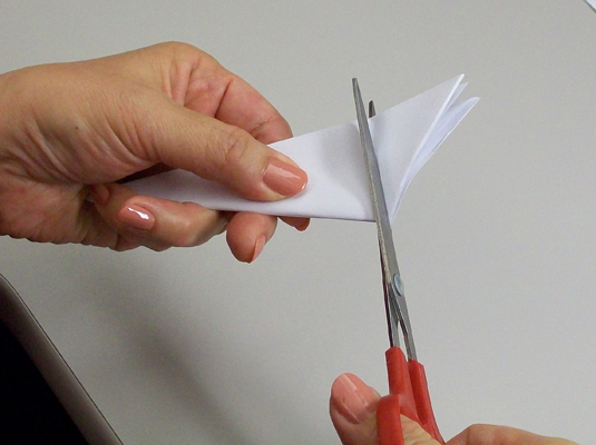 Wie man eine achtzackige Papierschneeflocke herstellt
