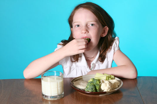 10 Strategien, um Kindern gesunde Essgewohnheiten beizubringen