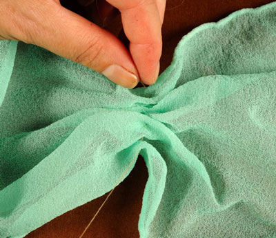 Färben Sie Seidenschals mit der Stitch-and-Gather-Methode